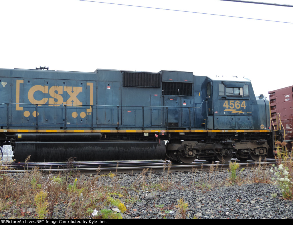 CSX 4564 on M567